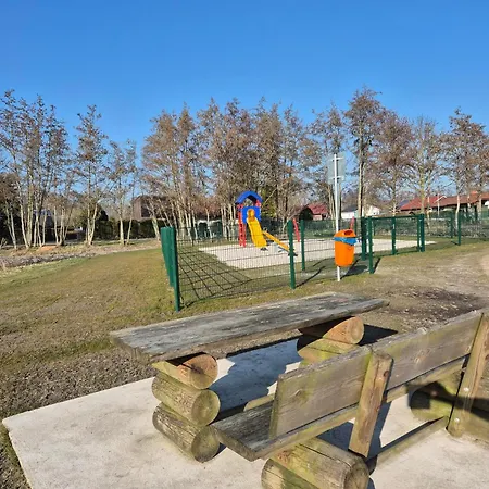 Neues Mit Riesem Garten Und Sauna Und Pool